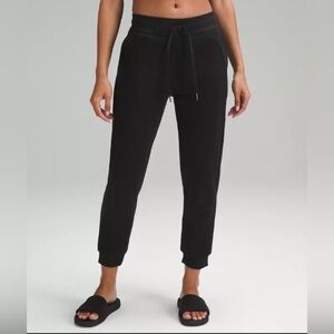 Lululemon High-Rise Relaxed Jogger 4